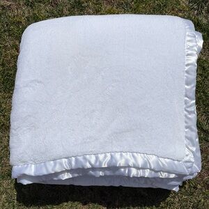 Simply Shabby Chic White Plush Blanket Satin Trim Rachel Ashwell Heavy F/Q NICE!